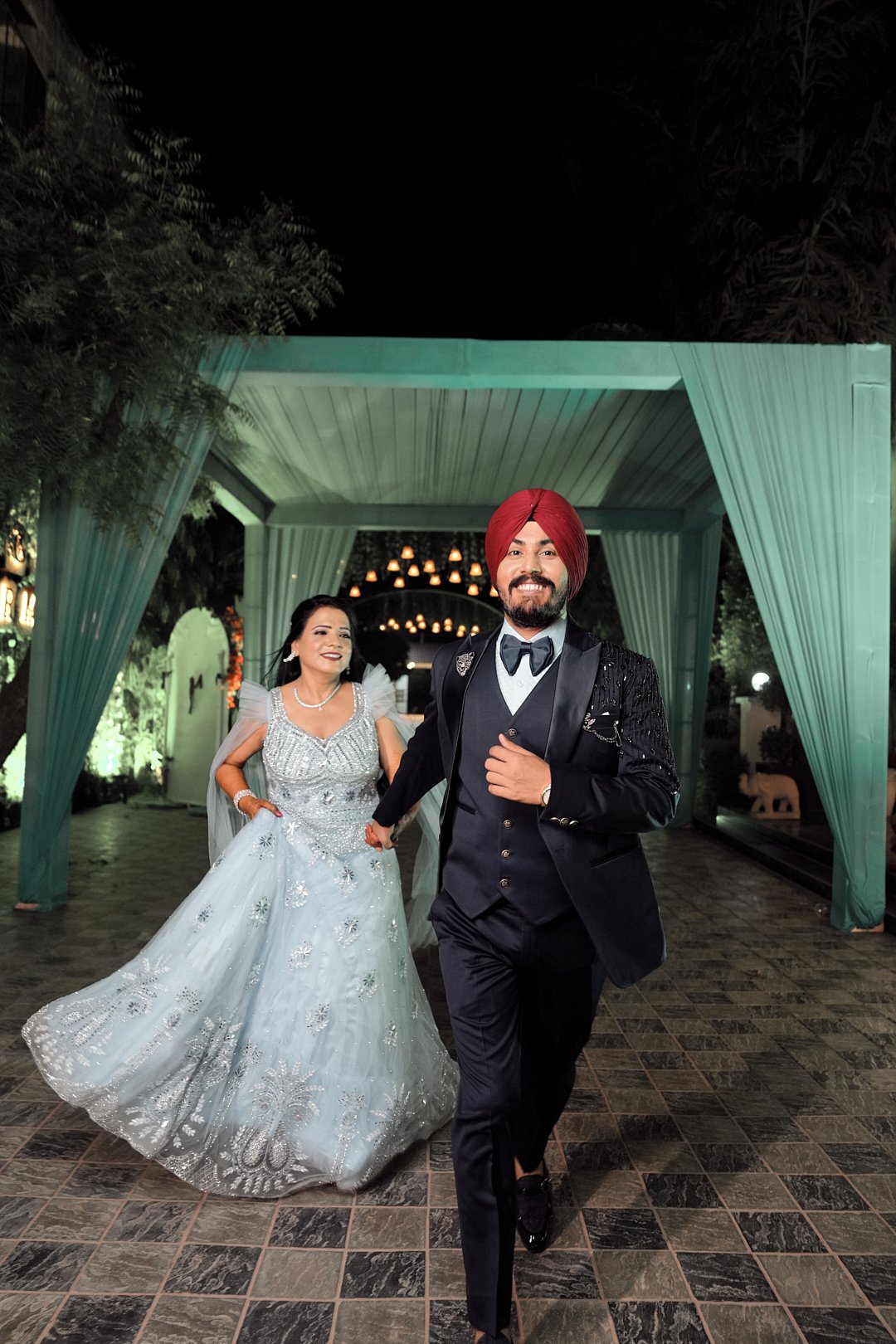 Running couple in weddinga